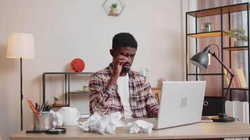 Bravo furioso homem trabalhando às casa escritório jogando amassado papel, tendo nervoso demolir às trabalhos video