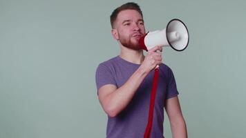 sorridente barbudo homem falando com megafone, proclamando notícias, alto anunciando venda propaganda video