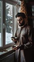 fotografía de musulmán hombre con un pequeño cuenco de fechas en su cocina foto