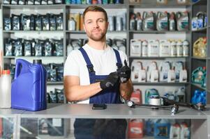 retrato de un hermoso vendedor en un auto partes almacenar. el concepto de coche reparar foto