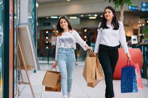 hermosa joven mamá y Adolescente hija son participación compras pantalones y sonriente mientras haciendo compras en centro comercial. familia compras foto