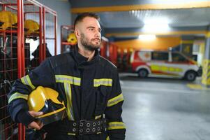 un bombero pone en un fuego uniforme a el fuego Departamento foto