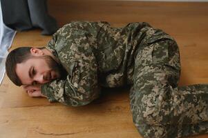 Deprimido hombre recordando guerra días. retrato de veterano soldado quien tiene ptsd foto