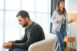 familia conflicto, disputa, malentendido. el mujer gritos a su marido, en desesperación, llorando foto