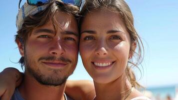 hombre y mujer posando en playa foto