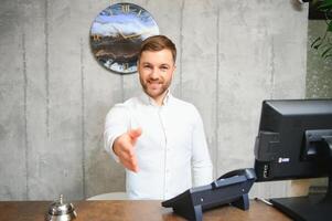 retrato de recepcionista a escritorio en vestíbulo foto