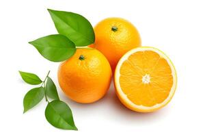 naranja Fruta con hojas aislado en un blanco antecedentes. recorte camino foto