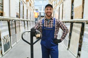 un trabajador en un hardware Tienda soportes en un almacén foto