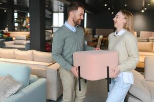 atractivo mujer con su marido a el mueble Tienda sala de exposición foto