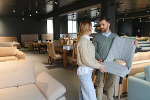 atractivo mujer con su marido a el mueble Tienda sala de exposición foto