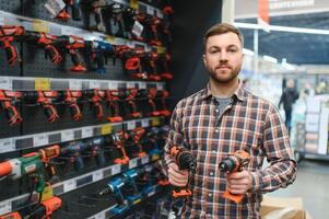 hombre compras para perforar en hardware Tienda foto