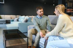 casado Pareja en el tienda elegir mueble foto