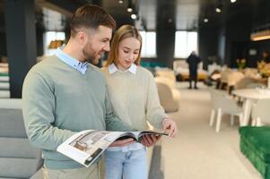 Pareja elegir sofá en mueble Tienda foto