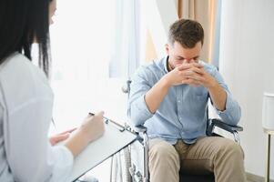 retrato de hembra psiquiatra entrevistando minusválido hombre durante terapia sesión, Copiar espacio. foto