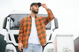 retrato de confidente camión conductor en estacionamiento lote. Copiar espacio foto