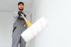 joven trabajador haciendo reparar en habitación. foto