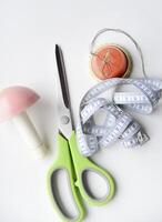 de coser tijeras, medición cinta y hilo con un aguja. de coser equipo. foto