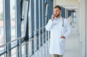 médico en teléfono en hospital. foto