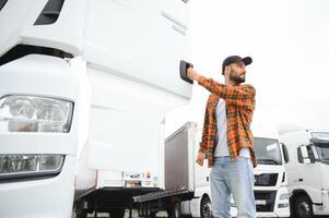 retrato de confidente camión conductor en estacionamiento lote. Copiar espacio foto