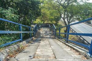 un hormigón escalera parte de un peatonal puente ese cruces el Surabaya-gresik Peaje la carretera foto