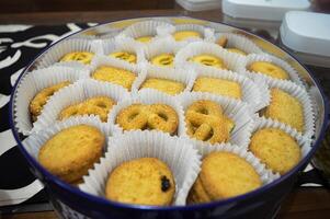 un grande estaño conteniendo varios tipos de galletas a servir invitados para eid al-fitr foto