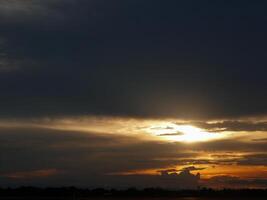 espectacular puesta de sol encima, naranja Dom creciente arriba terminado el horizonte foto