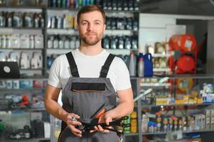 un vendedor en un auto partes almacenar. Al por menor comercio de auto partes foto