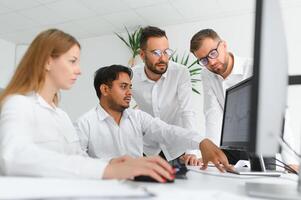 equipo en el trabajo. grupo de jóvenes empresarios con ropa informal inteligente que trabajan juntos en una oficina creativa foto