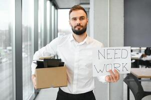 negocio, disparo y trabajo pérdida concepto - triste despedido masculino oficina trabajador con caja de su personal cosas foto