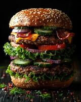 un clásico hamburguesa con Fresco lechuga, tomate, cebolla, y Derretido queso foto