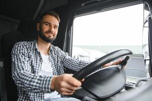 conductor detrás el rueda en camión cabina. foto