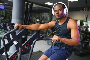 sano africano americano hombre hacer ejercicio en gimnasio foto