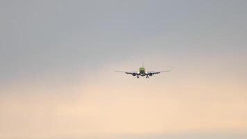 Jet passeggeri aereo si avvicina approdo. aereo di linea discendente. aereo nel il cielo video