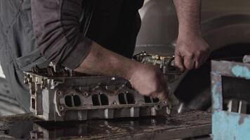 repareren auto motor cilinder hoofd in de reparatie winkel filmmateriaal. video