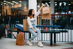 compras tiempo, Adolescente niña con compras pantalones a compras centro comercial. compras concepto foto