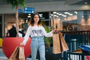 compras tiempo, Adolescente niña con compras pantalones a compras centro comercial. compras concepto. foto