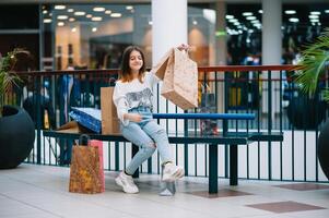 compras tiempo, Adolescente niña con compras pantalones a compras centro comercial. compras concepto. foto