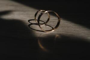 hermosa Boda anillos en un bueno ligero. foto
