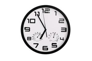 sencillo clásico negro y blanco redondo pared reloj aislado en blanco. reloj con Arábica numerales en pared muestra foto