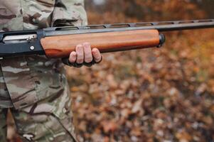 cazador en uniforme con un caza rifle. caza concepto foto