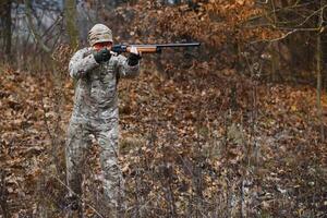 caza permiso. hombre brutal guardabosque naturaleza antecedentes. cazador gastar ocio caza. cazador sostener rifles. atención y concentración de experimentado cazador. caza y captura estaciones. foto