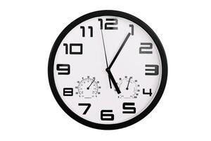 sencillo clásico negro y blanco redondo pared reloj aislado en blanco. reloj con Arábica numerales en pared muestra 1705 , 505 foto