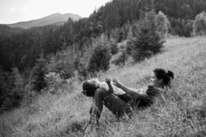 joven mamá con bebé chico de viaje. madre en excursionismo aventuras con niño, familia viaje en montañas. nacional parque. caminata con niños. activo verano vacaciones. ojo de pez lente. foto