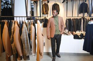 un hermoso joven africano Caballero comprando un elegante traje foto