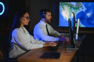 sonriente simpático hembra llamada centrar agente con auriculares trabajando en apoyo línea directa en el oficina foto