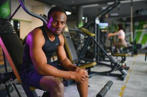 negro africano americano joven hombre a el gimnasio foto