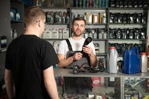 el vendedor selecciona nuevo coche reparar partes para el cliente foto