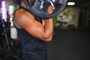 africano americano hombre trabajando fuera en el gimnasia. foto