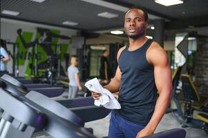 Deportes, aptitud física, sano estilo de vida. africano hombre en el gimnasia. foto