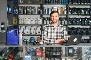 retrato de un hermoso vendedor en un auto partes almacenar. el concepto de coche reparar foto